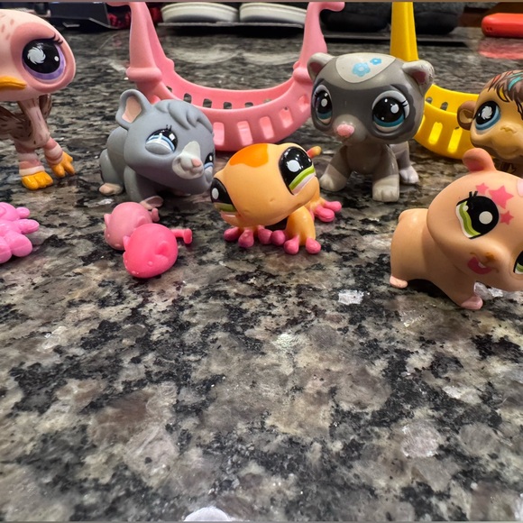 11 Piece Lot of Littlest Pet Shop (LPS) Pet Figures and Accessories - Picture 6 of 7